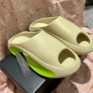 NET Trillium slides women’s size 9